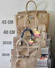 Afbeelding in Gallery-weergave laden, 35cm printed burlap bag from Travellers Hat Boutique displayed among larger burlap handbags with sturdy handles