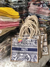 Afbeelding in Gallery-weergave laden, Burlap Book Tote - Travellers Hat Boutique
