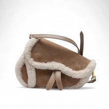 Cargar imagen en el visor de la galería, 24cm Saddle Furry Bag