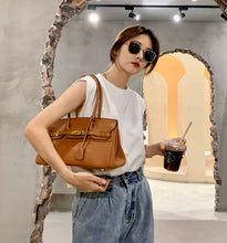 Cargar imagen en el visor de la galería, 30cm Birki Shoulder Bag