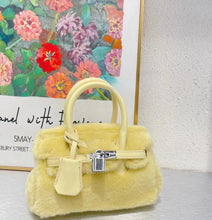 Cargar imagen en el visor de la galería, Winter Furry Bag