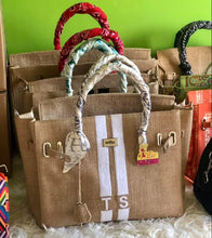 Afbeelding in Gallery-weergave laden, Burlap O'Kelly handbag from Travellers Hat Boutique with patterned fabric handles and front stripes