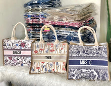 Afbeelding in Gallery-weergave laden, Burlap Book Tote - Travellers Hat Boutique