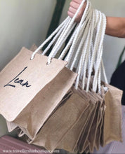 Afbeelding in Gallery-weergave laden, Jute Tote Bag - Travellers Hat Boutique