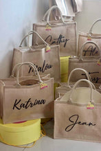 Afbeelding in Gallery-weergave laden, Handle Tote Bag - Travellers Hat Boutique
