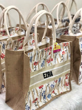 Afbeelding in Gallery-weergave laden, Burlap Book Tote - Travellers Hat Boutique