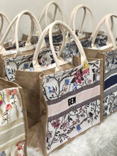Afbeelding in Gallery-weergave laden, Burlap Book Tote - Travellers Hat Boutique