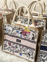 Afbeelding in Gallery-weergave laden, Burlap Book Tote - Travellers Hat Boutique
