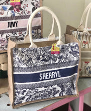Afbeelding in Gallery-weergave laden, Burlap Book Tote - Travellers Hat Boutique
