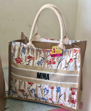 Afbeelding in Gallery-weergave laden, Burlap Book Tote - Travellers Hat Boutique