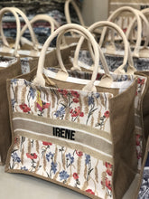 Afbeelding in Gallery-weergave laden, Burlap Book Tote - Travellers Hat Boutique