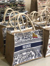 Afbeelding in Gallery-weergave laden, Burlap Book Tote - Travellers Hat Boutique