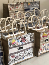 Afbeelding in Gallery-weergave laden, Burlap Book Tote - Travellers Hat Boutique