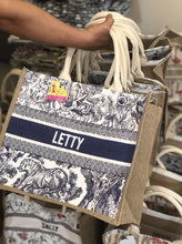 Afbeelding in Gallery-weergave laden, Burlap Book Tote - Travellers Hat Boutique