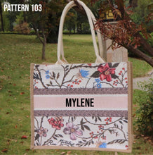 Afbeelding in Gallery-weergave laden, Burlap Book Tote - Travellers Hat Boutique