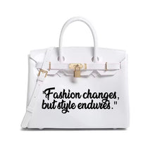 Carregar imagem no visualizador da galeria, White personalized Beachkin tote bag with black quote fashion changes but style endures and gold lock

