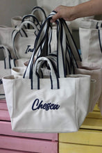 Lataa kuva Galleria-katseluun, Travellers Hat Boutique embroidered boat tote bag in white with navy handles and personalized name Chesca
