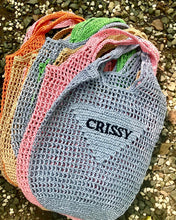 Carregar imagem no visualizador da galeria, Handmade raffia bucket bag in various colors including gray pink green orange and beige from Travellers Hat Boutique
