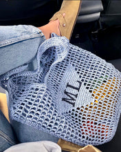 Carregar imagem no visualizador da galeria, Handmade raffia bucket bag tote bag in light blue worn with casual outfit inside car
