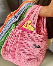Carregar imagem no visualizador da galeria, Handmade raffia bucket bag tote in pink with personalized name Beth and colorful options from Travellers Hat Boutique
