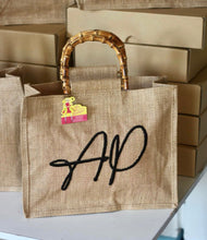Lataa kuva Galleria-katseluun, Personalized eco friendly tote bag with bamboo handles by Travellers Hat Boutique in natural jute fabric
