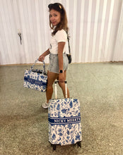 Load image into Gallery viewer, Travel luggage cover with name Nicky Meerts and matching tote bag in blue floral design
