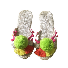 Charger l&#39;image dans la galerie, Abaca Pompom Slippers - Travellers Hat Boutique
