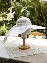 Cargar imagen en el visor de la galería, Retro Bridal Tulle Hat - Travellers Hat Boutique
