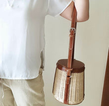 Carica l&#39;immagine nel visualizzatore di Gallery, Rattan Bucket Tote - Travellers Hat Boutique
