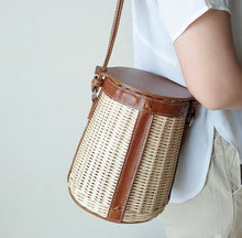 Carica l&#39;immagine nel visualizzatore di Gallery, Rattan Bucket Tote - Travellers Hat Boutique
