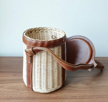 Carica l&#39;immagine nel visualizzatore di Gallery, Rattan Bucket Tote - Travellers Hat Boutique
