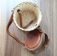 Carica l&#39;immagine nel visualizzatore di Gallery, Rattan Bucket Tote - Travellers Hat Boutique
