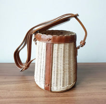 Carica l&#39;immagine nel visualizzatore di Gallery, Rattan Bucket Tote - Travellers Hat Boutique
