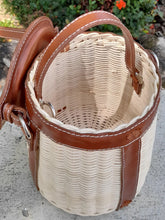 Carica l&#39;immagine nel visualizzatore di Gallery, Rattan Bucket Tote - Travellers Hat Boutique
