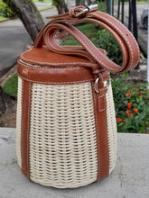 Carica l&#39;immagine nel visualizzatore di Gallery, Rattan Bucket Tote - Travellers Hat Boutique
