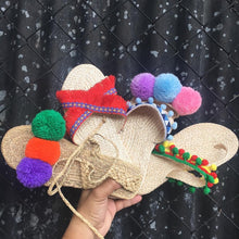 Charger l&#39;image dans la galerie, Abaca Pompom Slippers - Travellers Hat Boutique
