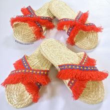 Charger l&#39;image dans la galerie, Abaca Pompom Slippers - Travellers Hat Boutique
