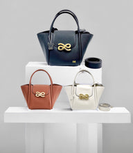 Carregar imagem no visualizador da galeria, Personalized Little Bunny Tote - Travellers Hat Boutique
