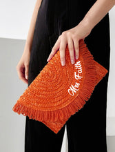 Charger l&#39;image dans la galerie, Fringe Flap Straw Clutch - Travellers Hat Boutique
