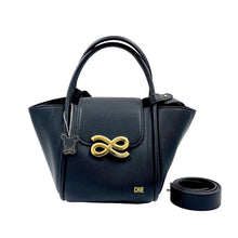 Carregar imagem no visualizador da galeria, Personalized Little Bunny Tote - Travellers Hat Boutique
